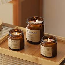 Trong những năm gần đây, nến thơm không còn là sản phẩm xa lạ mà đã trở thành một phần quen thuộc trong không gian sống của nhiều gia đình. Không chỉ đơn thuần dùng để chiếu sáng, nến thơm còn mang lại giá trị tinh thần, thẩm mỹ và thư giãn
