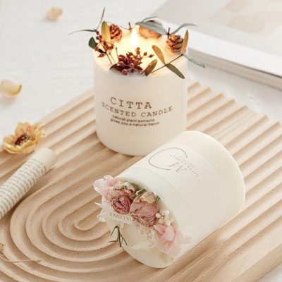 Nến thơm hoa khô là sự kết hợp hoàn hảo giữa hương thơm, ánh sáng và nghệ thuật trang trí. Với vẻ đẹp tự nhiên, công dụng thư giãn và tính ứng dụng cao, sản phẩm này ngày càng trở thành lựa chọn phổ biến cho không gian sống hiện đại. Dù dùng để thư giãn hay làm quà tặng, nến thơm hoa khô luôn mang lại giá trị cảm xúc và thẩm mỹ bền vững.